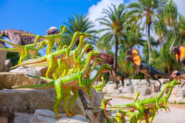 Nong Nooch Bahçesi, PATTAYA, THAILAND - 1 Nisan 2020 Dinozor Vadisi mi? Nong Nooch Tropik Botanik Bahçesi, Pattaya, Tayland. Compsognathus.