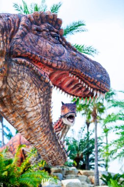 Nong Nooch Bahçesi, PATTAYA, THAILAND - 1 Nisan 2020 Dinozor Vadisi mi? Nong Nooch Tropik Botanik Bahçesi, Pattaya, Tayland. Compsognathus.