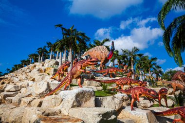 Nong Nooch Bahçesi, PATTAYA, THAILAND - 1 Nisan 2020 Dinozor Vadisi mi? Nong Nooch Tropik Botanik Bahçesi, Pattaya, Tayland.