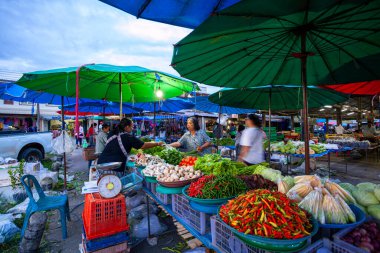 Krabi, Tayland 2 Nisan 202 'de sebze ve meyve satan kadın markette mangosteen hazırlıyor ve almak isteyen insanları bekliyor..