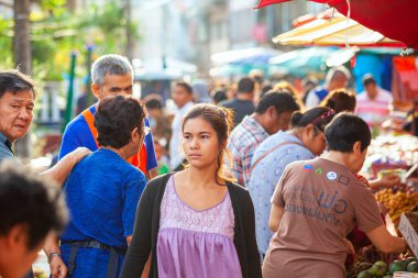 Krabi, Tayland 2 Nisan 202 'de sebze ve meyve satan kadın markette mangosteen hazırlıyor ve almak isteyen insanları bekliyor..