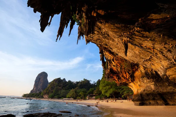 泰国克拉比省Phra Nang洞大洞下的珊瑚礁海滩 这是Ao Tham Phra Nang海滩日落的时刻 — 图库照片