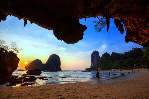 Tayland 'ın Krabi ilindeki Phra Nang Mağarası' nın altındaki resif kayası sahili Ao Tham Phra Nang Sahili 'nde günbatımı..