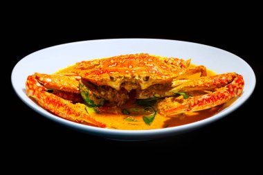 Tayland 'da mavi köri, koyu huysuz arka planda kırmızı hindistancevizi sosu, seçici odaklanma..