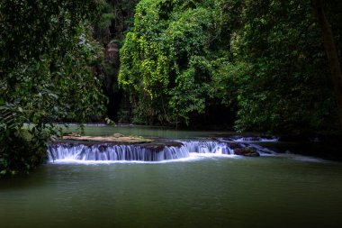 Peyzaj Şelalesi Bok Khorani. Yağmur mevsiminde renkli orman, yağmur mevsiminde renkli orman yağmur mevsiminde su yağar zümrüt su deresi