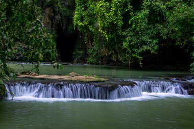 Peyzaj Şelalesi Bok Khorani. Yağmur mevsiminde renkli orman, yağmur mevsiminde renkli orman yağmur mevsiminde su yağar zümrüt su deresi