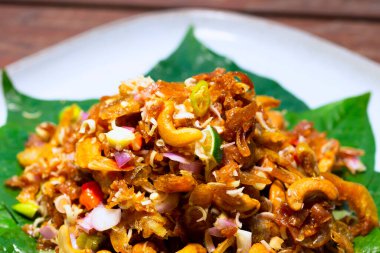 Taze limonlu karides salatası, kırmızı soğan, kıyma, kalamar ve fındık. Lezzetli Tayland yemekleri.