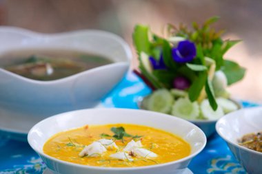 Hindistancevizi sütlü köri, yengeç ve sarı körili kızarmış yengeç. sebze.