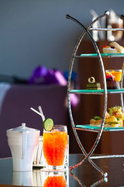 Çeşitli kurabiyeler, turtalar, kekler, kekler ve kekler, şeker büfesindeki lezzetli tatlılar..