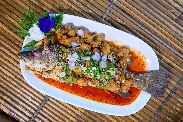 Taze bitkiden karışık salata ve acı biber, sarımsak, soğan gibi baharatlarla kaplı kızarmış levrekten yapılan Tayland yemekleri küçük parçalara ayrılır. Balık soslu ve limonlu mevsim.