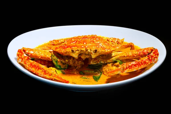 Tayland 'da mavi köri, koyu huysuz arka planda kırmızı hindistancevizi sosu, seçici odaklanma..