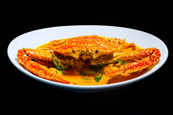 Синий краб карри в тайском приправленный красным кокосовым соусом карри на темном капризном фоне, избирательный фокус.