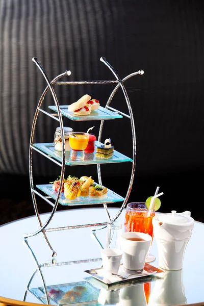 Çeşitli kurabiyeler, turtalar, kekler, kekler ve kekler, şeker büfesindeki lezzetli tatlılar..