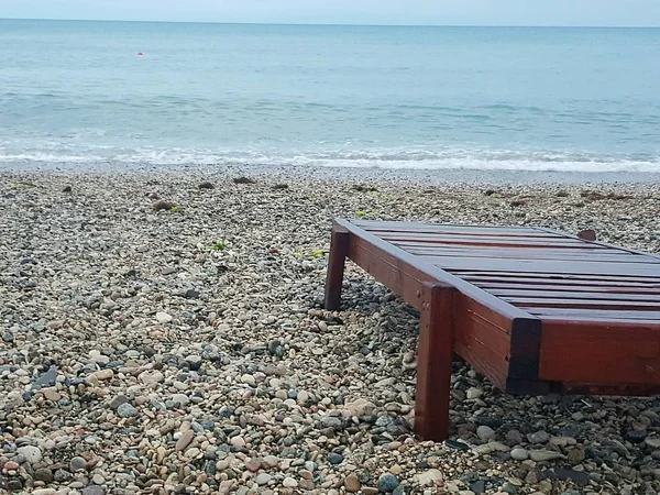 Einsame Hölzerne Chaise Strandkorb Der Schwarzmeerküste Kieselstrand Sommer — Stockfoto