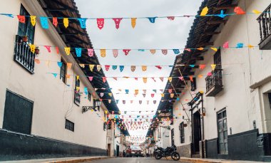 Sokaklar ve Cajamarca karnaval fiesta için hazırlık
