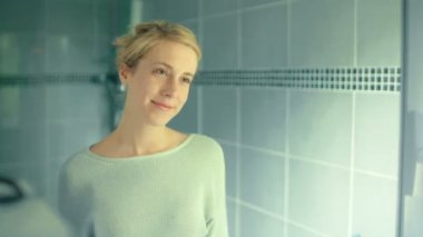 Banyo aynası önünde öpüşen genç kadın