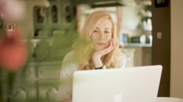 Jeune Femme Caucasienne Blonde Avec Petit Sourire Assis Une Table — Video