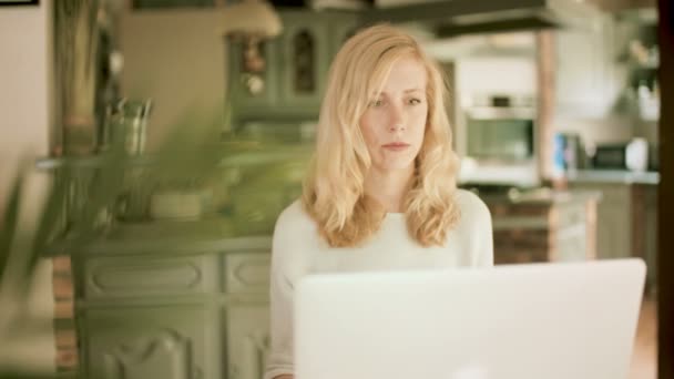 Jong Blond Blanke Vrouw Zittend Aan Een Tafel Thuis Kijken — Stockvideo