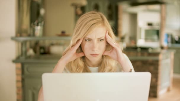 Jeune Femme Caucasienne Blonde Sérieuse Assise Une Table Maison Regardant — Video