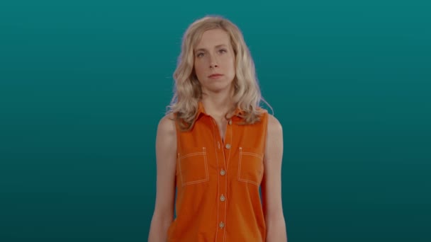 Погана Жінка Розчарованим Обличчям Молода Жінка Біла Світлим Волоссям Зеленими — стокове відео