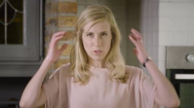 Sarışın kadın kamera kükreyen saçlarını çekerek deli gidiyor 