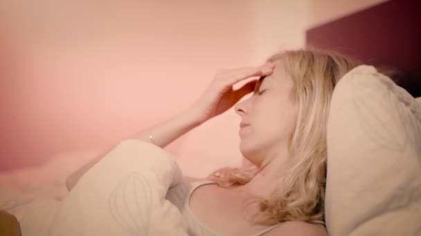 Γυναίκα Ξαπλωμένη Στο Κρεβάτι Νιώθοντας Πόνο Και Τρίβει Μέτωπό Της — Αρχείο Βίντεο