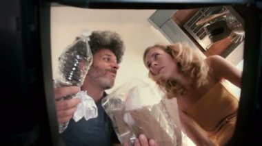 Çöp evde kağıt ve plastik geri dönüşüm bir kadın ve adam tereddüt bakış açısı olabilir