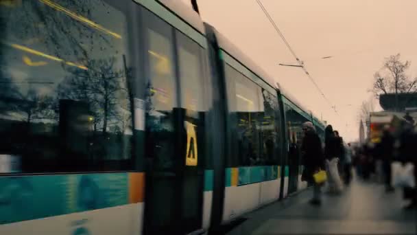 Časová Prodleva Tramvajové Stanice Paříži Francii Davy Rušných Lidí Kteří — Stock video