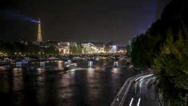 巴黎的夜晚 汽车光条纹和河流上城市灯光的反射 无缝循环 — 图库视频影像