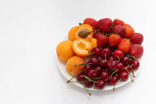 Fruits Assortis Dans Bol Blanc Isolé Sur Fond Blanc Bol — Photo