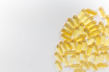 Beyaz arka planda Omega 3 kapsül yığını. Yakın çekim, üst görünüm, metin için boşluk kopyala. 
