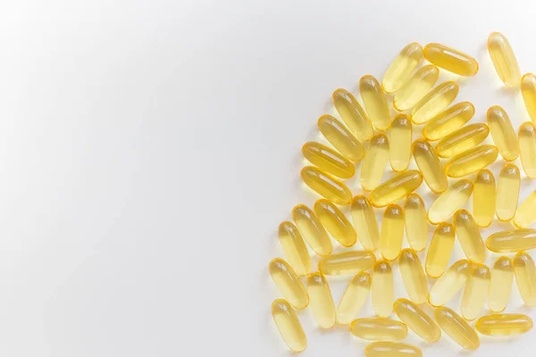 Beyaz arka planda Omega 3 kapsül yığını. Yakın çekim, üst görünüm, metin için boşluk kopyala. 