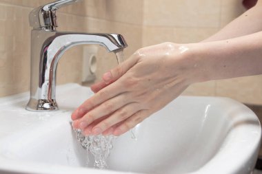 Hijyen. Temizlikçi Eller. Ellerini temiz suyla yıkıyorsun. Kadın eli. Coronavirus COVID-19 pandemiasından kendinizi koruyun. Yakın plan fotoğraf.
