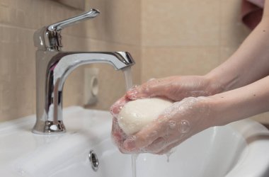 Hijyen. Temizlikçi Eller. Ellerimi sabunla yıkıyorum. Kadınların eli köpüklü. Koronavirüsten kendinizi koruyun COVID-19 pandemisi.