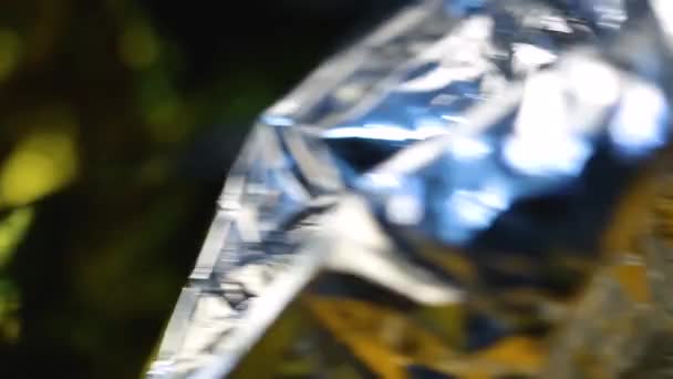Strålande Abstrakt Bakgrund Flyttande Holografisk Skimrande Rynkig Metallväv Glas Mörkblå — Stockvideo