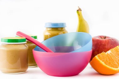 Bebek gıda: kavanoz meyve püresi ve beyaz arka plan üzerinde izole renkli kaseler ile