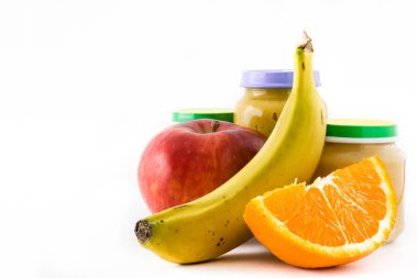 Bebek gıda: kavanoz meyve püresi izole üzerinde beyaz arka plan