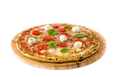 Pizza domates, peynir ve beyaz arka plan üzerinde izole fesleğen ile