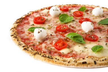 Pizza domates, peynir ve beyaz arka plan üzerinde izole fesleğen ile