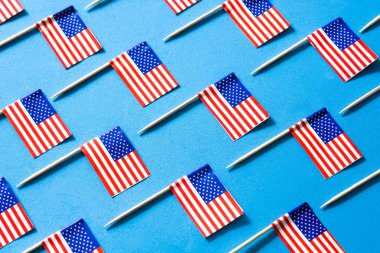 ABD bayrakları model mavi zemin üzerine