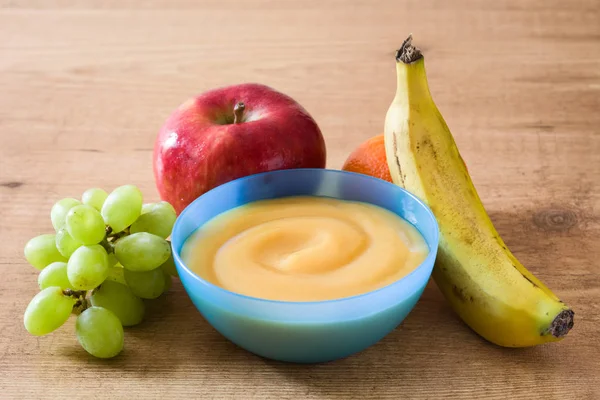 Παιδικές Τροφές Πολύχρωμο Μπολ Πολτό Φρούτων Ξύλινο Τραπέζι — Φωτογραφία Αρχείου