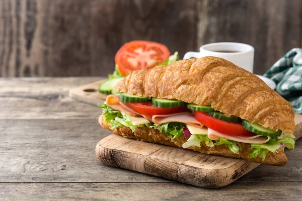 Sanduíche Croissant Com Queijo Presunto Legumes Mesa Madeira Espaço Cópia — Fotografia de Stock