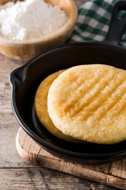 Arepas tavada ahşap masa. Venezuela geleneksel yemekler. 