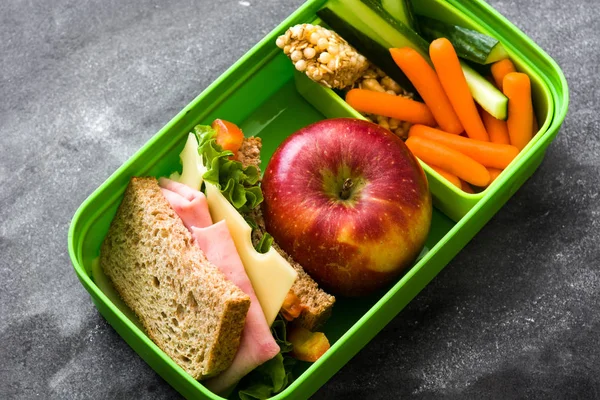 Almoço Escolar Saudável Sanduíche Legumes Frutas Suco Pedra Preta Vista — Fotografia de Stock