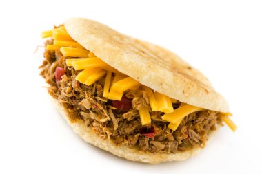 Arepa parçalanmış sığır eti ve beyaz arka plan üzerinde izole peynir ile. Venezuela geleneksel yemekler