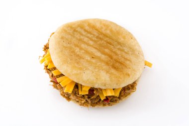 Arepa parçalanmış sığır eti ve beyaz arka plan üzerinde izole peynir ile. Venezuela geleneksel yemekler