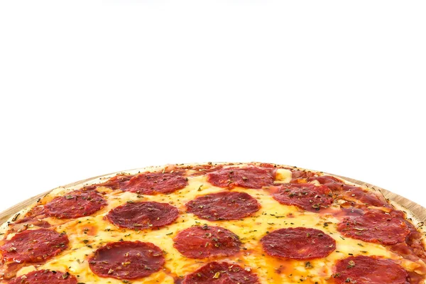 Hot Italienska Pepperoni Pizza Isolerad Vit Bakgrund Copyspace — Stockfoto