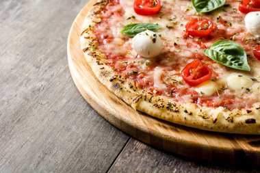 Pizza domates, peynir ve fesleğen ahşap tablo