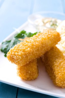Çıtır çıtır kızarmış balık kroket limon ve mavi ahşap zemin üzerine sos ile