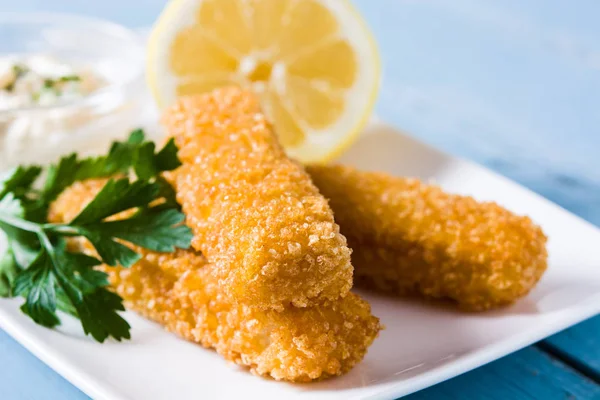 Crujiente Frito Dedos Pescado Con Limón Salsa Sobre Fondo Madera —  Fotos de Stock